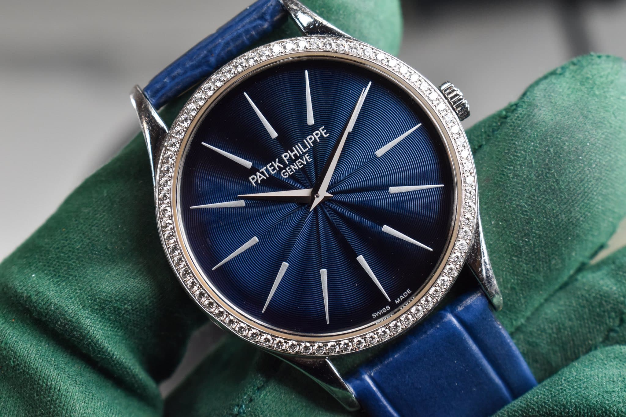 May be an image of wrist watch and text that says 'WI PATEKPHILIPPE ۱۱/ PATEK PATEK GENEVE PHILIPPE MADE SWISS ノン ¥キ29 S'