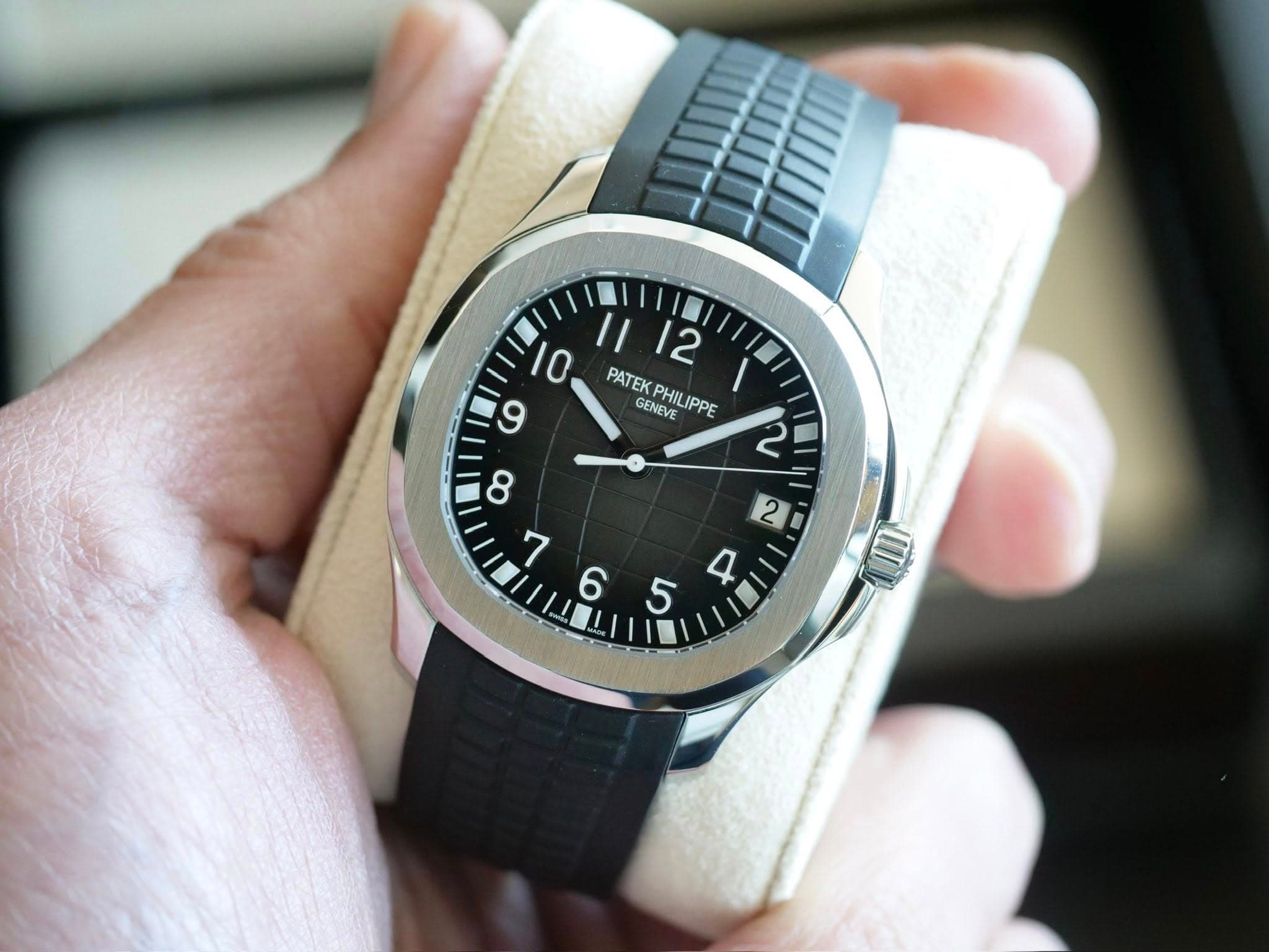 May be an image of digital watch and text that says '0 112 12 PATEK و GENEVE PHILIPPE 8 ٧ U'