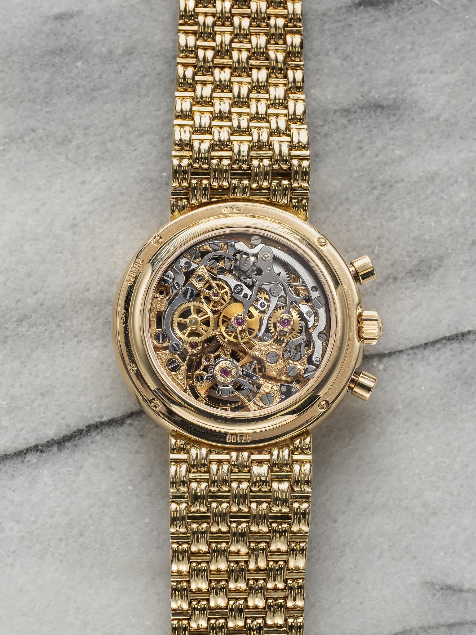 May be an image of wrist watch and text that says 'መስ OOEET'
