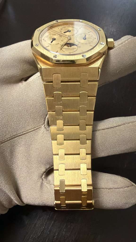May be an image of wrist watch and text that says '20 P 밤 中 S'