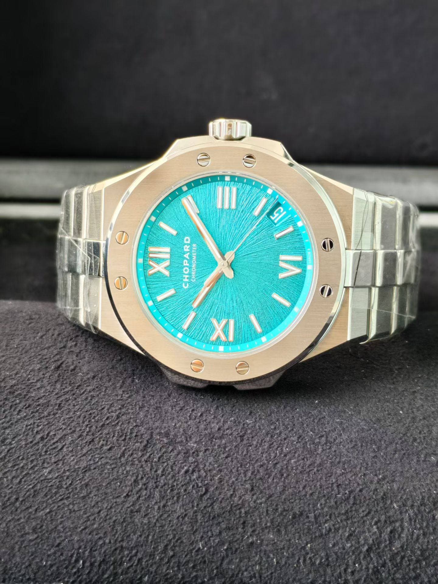 May be an image of wrist watch and text that says 'ee e + CHOPARD CHRONOMETER ETER I HRONOMI III .И, / 9 ۷٨ e ΧΙ ١ · e'