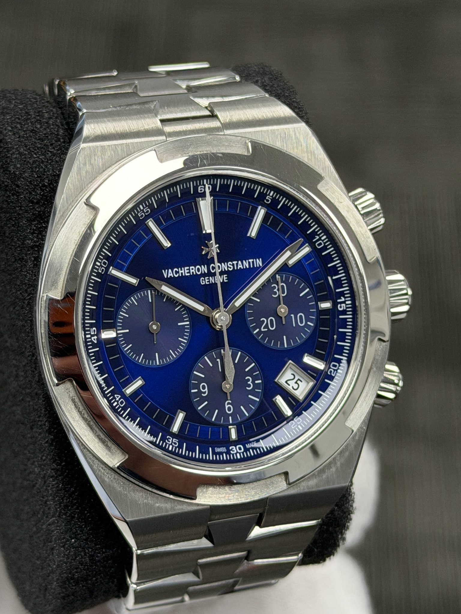 May be an image of wrist watch and text that says '50 VACHERONCONSTANTIN m VACHERON CONSTANTIN 1 10 GENEVE "l 3D O 20 10 15 ጥ سا SAES 30'