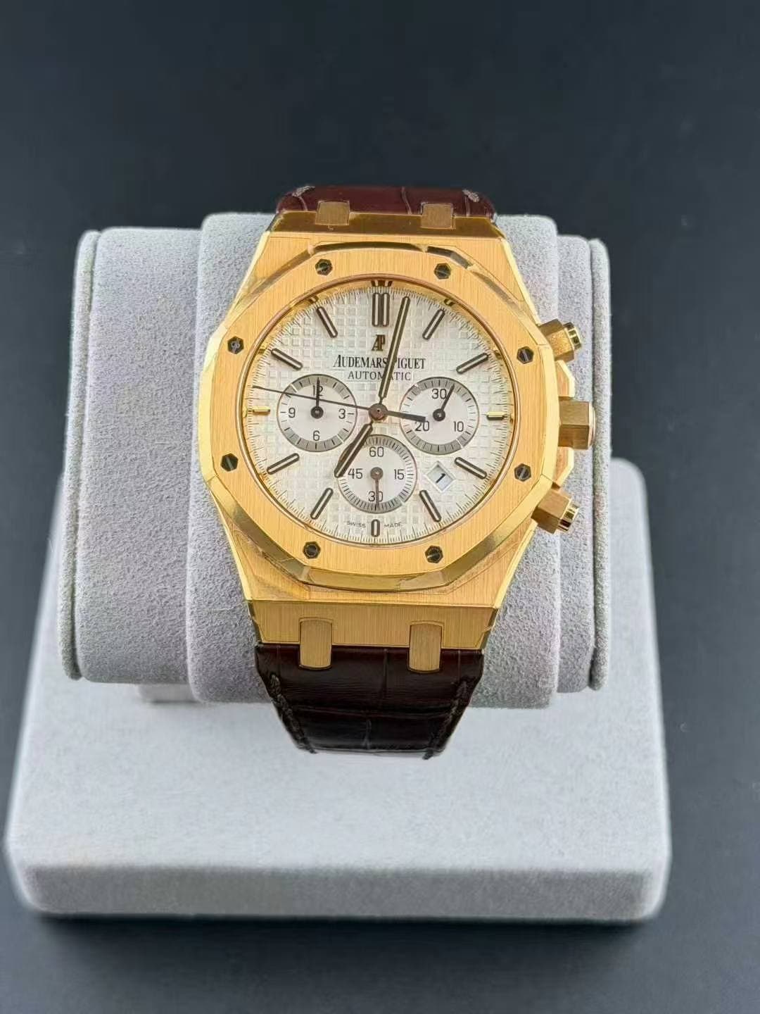 May be an image of wrist watch and text that says '0 1E ي I0 1 IUDEMARS IGUET AUTON TIC 30 3- g ي MA i ل ۲'