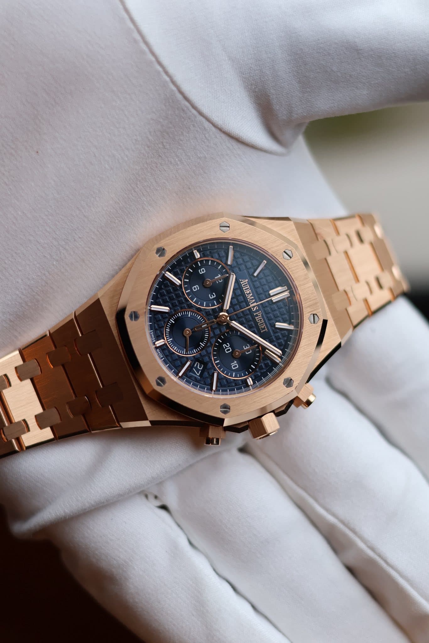 May be an image of wrist watch and text that says 'D ن ဖ ح መ ស AUDEMALS II PIGU S 20 10 I 27'