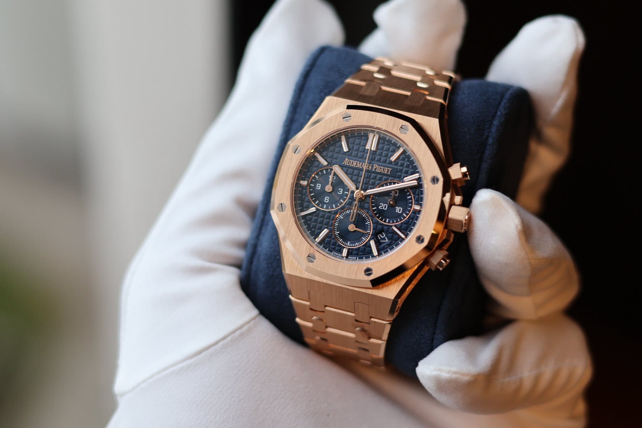 May be an image of wrist watch and text that says '- 7 三 AUDEMARSPHIGUET AUDEMA PIGUET M Ial 2>'