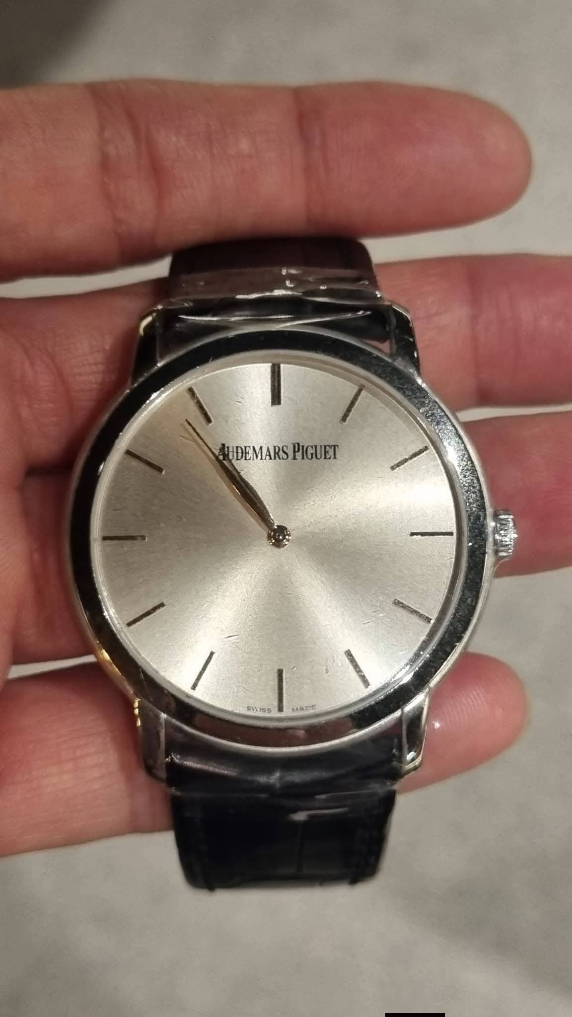 May be an image of wrist watch and text that says 'UDEMARS AUDEMARSPIGUET PIGUET I MATE NTS0'