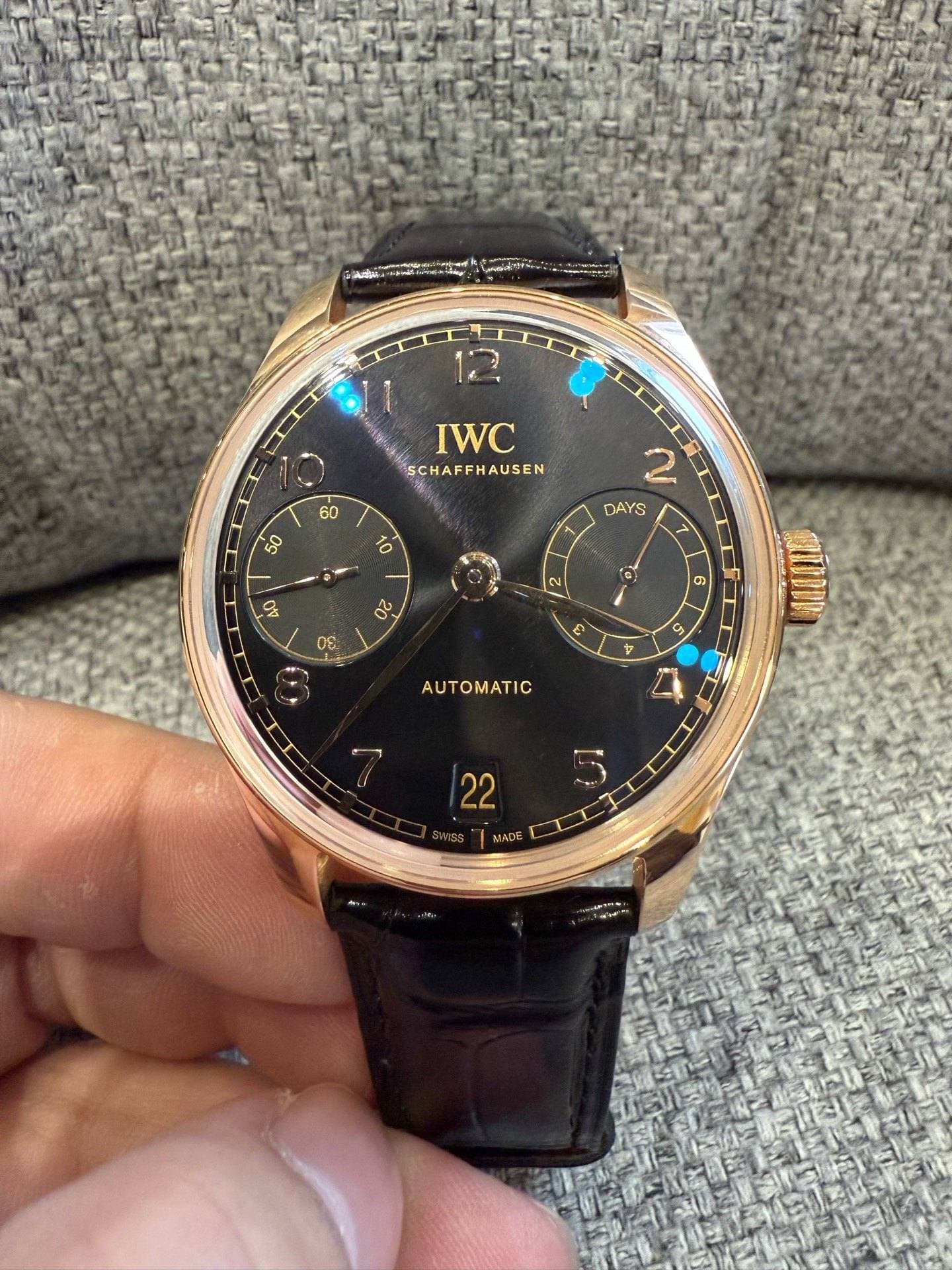 May be an image of wrist watch and text that says '12 IWC SCHAFFHAUSEN 60 T0 2 DAYS 50 TLL 40 بن C o6. 6 01 L ס ATOMATI تم t.. 22 SWISS MADE'