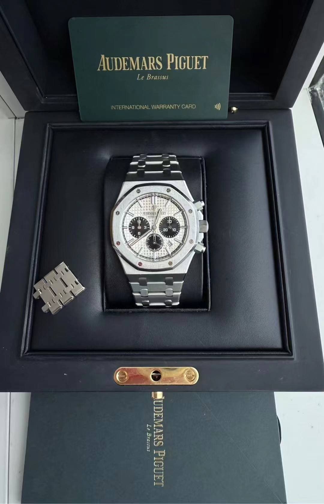 May be an image of digital watch and text that says 'AUDEMARS PIGUET Le Brassus VITERINVATIONALWAPRANTYCARD TERNATIONAL WARRANTY CARD )) עדים S 4 お 1 9 - a Brasius Le L UDEMARS…