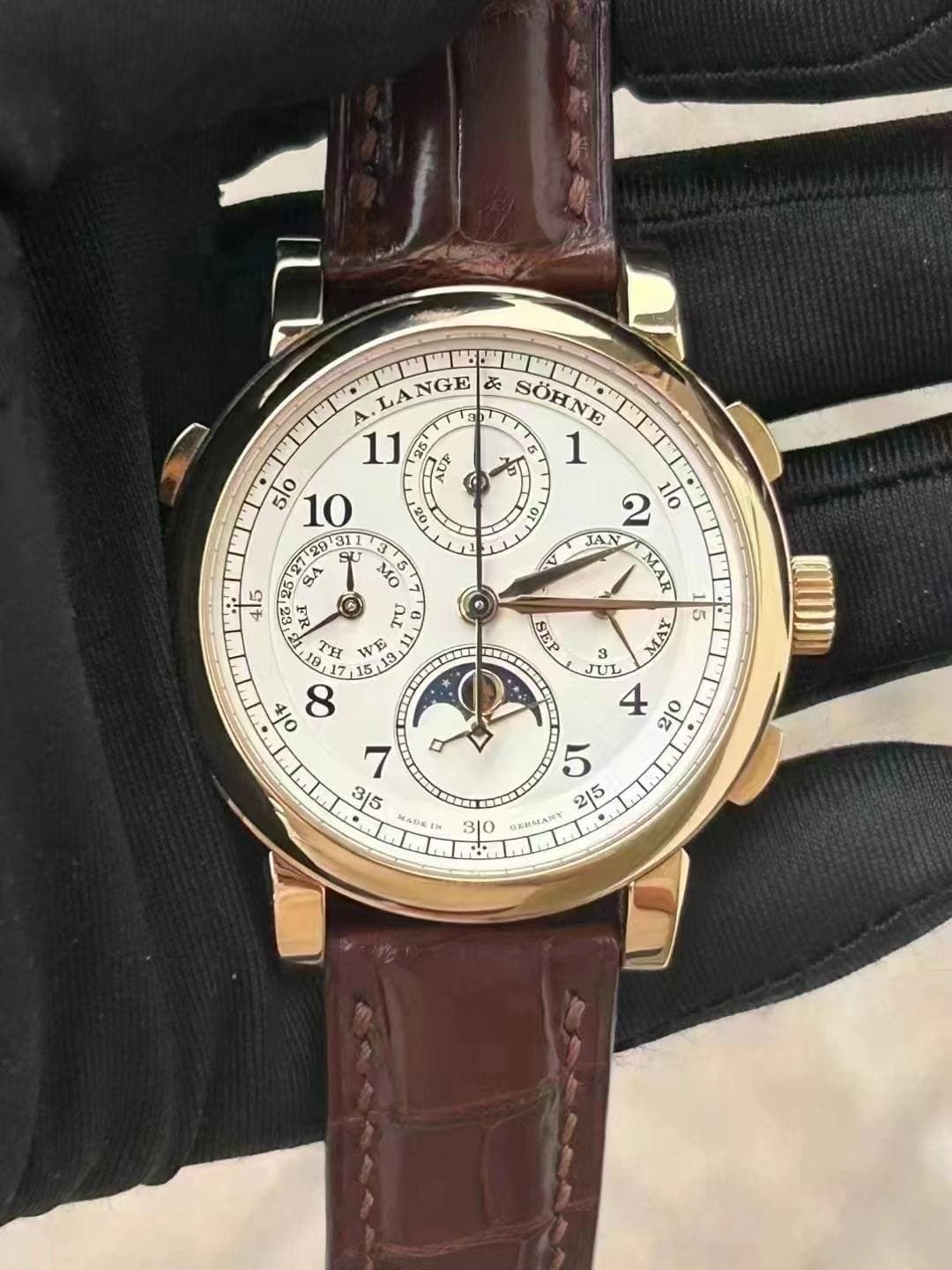 May be an image of wrist watch and text that says '10 LANGE NGE & SOHNE A. LAN 11 95 AUF AUP 1 5/ 1lo 2931 31 JAN SU MO M MAR 4/5 BES ชส 25 SA nt 5 TH LP 17,15 ol 8 7 3/5 ٧ い VA 3…