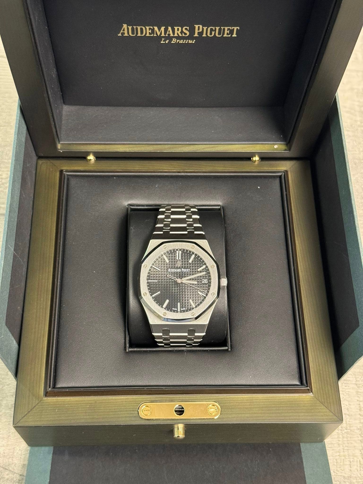 May be an image of wrist watch and text that says 'AUDEMARS PIGUET Le AUDEMARSPIGUET L Bnaи Le'