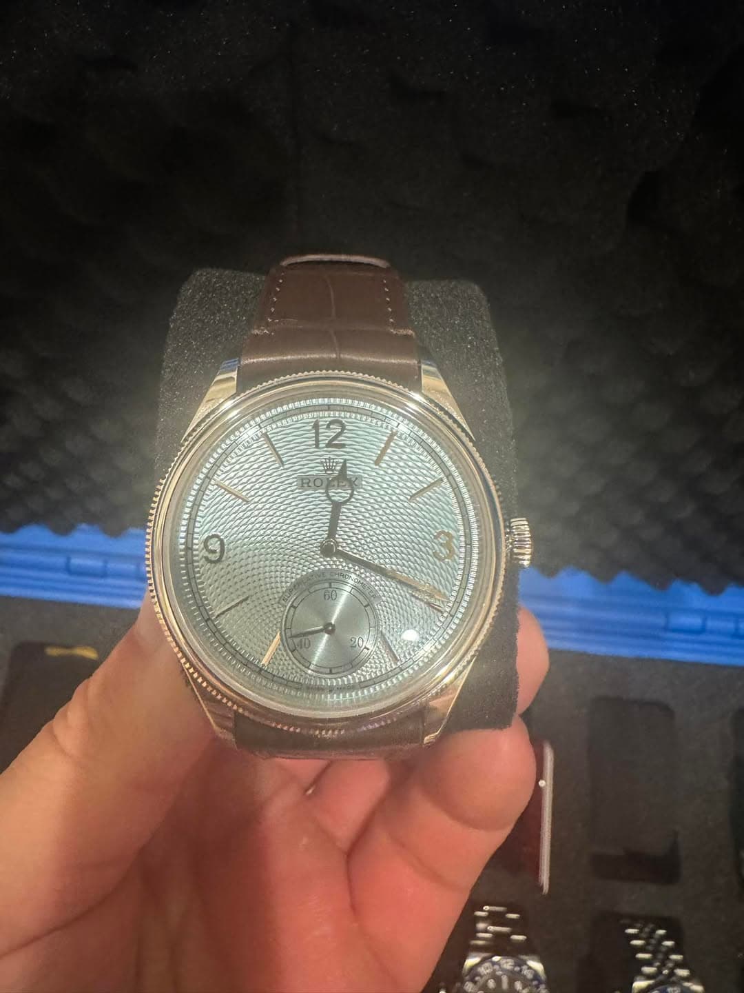 May be an image of wrist watch and text that says '2 RO 三 D 60 202'