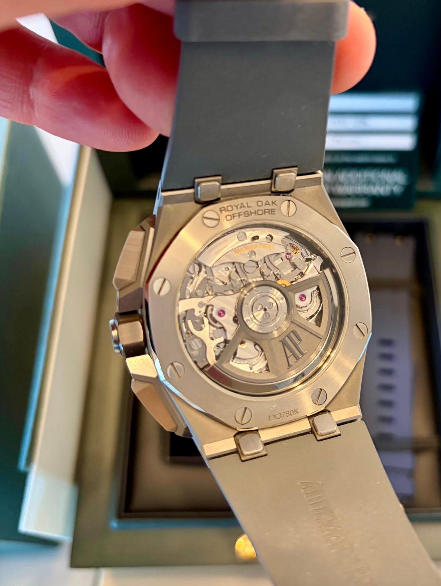 May be an image of wrist watch and text that says 'ROYAL OFFSHORE OAK ROYALOAK D WinttaNT A D AR G LX37BOK BOX'