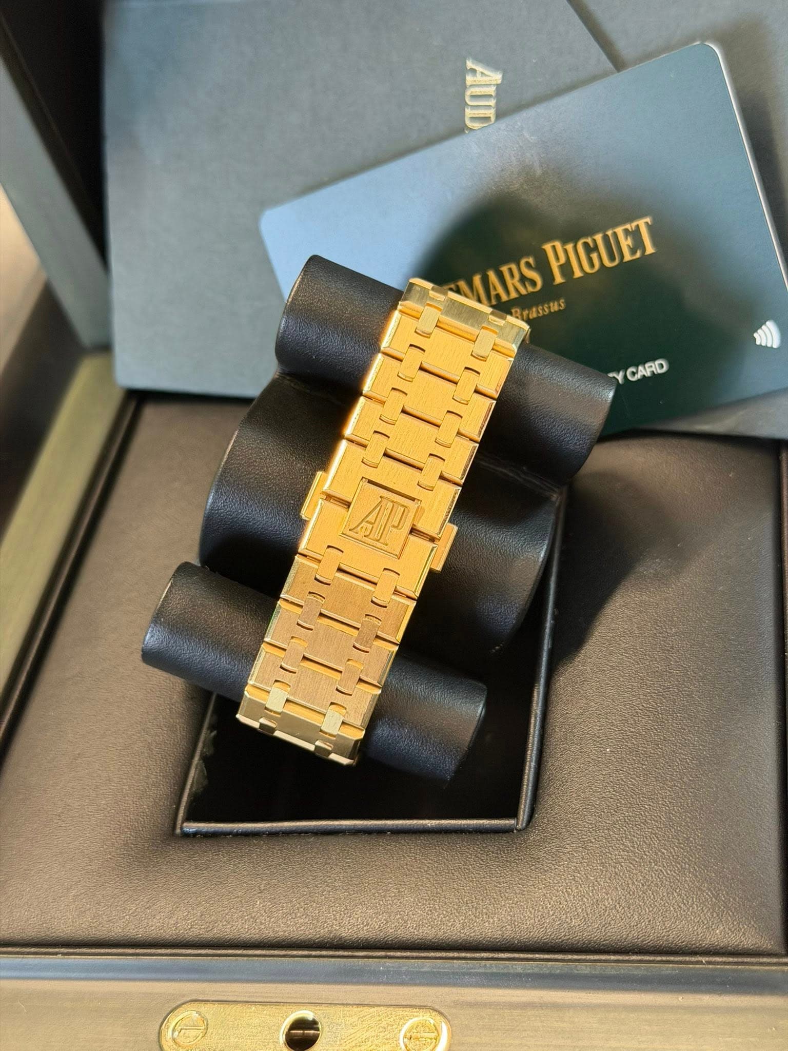 May be an image of wrist watch and text that says 'AUD ARS Brassus PIGUET د CARD'