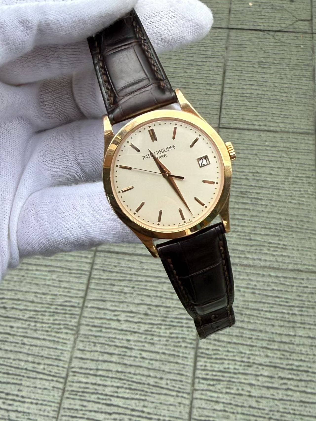 May be an image of wrist watch and text that says '1 PHIJPPE PPE PAT ENEVE nW 2 ١'