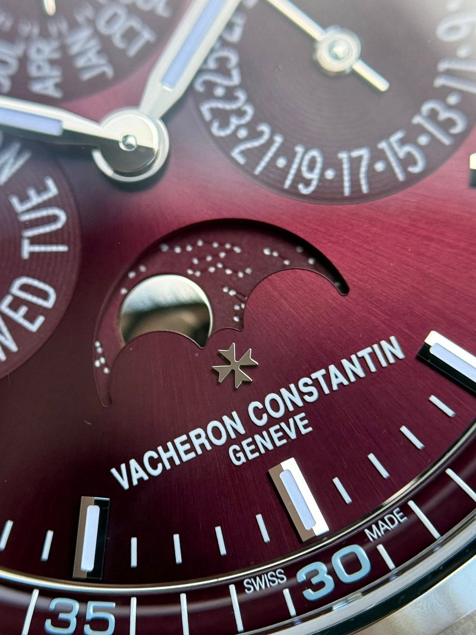 May be an image of wrist watch and text that says 'TI ED אתי-אגל 氷 CONSTANTIN CONSTANTIN VACHERON ΈΟy GENEVE GENEVE йK MADE SWISS SWISS 301 /35|'
