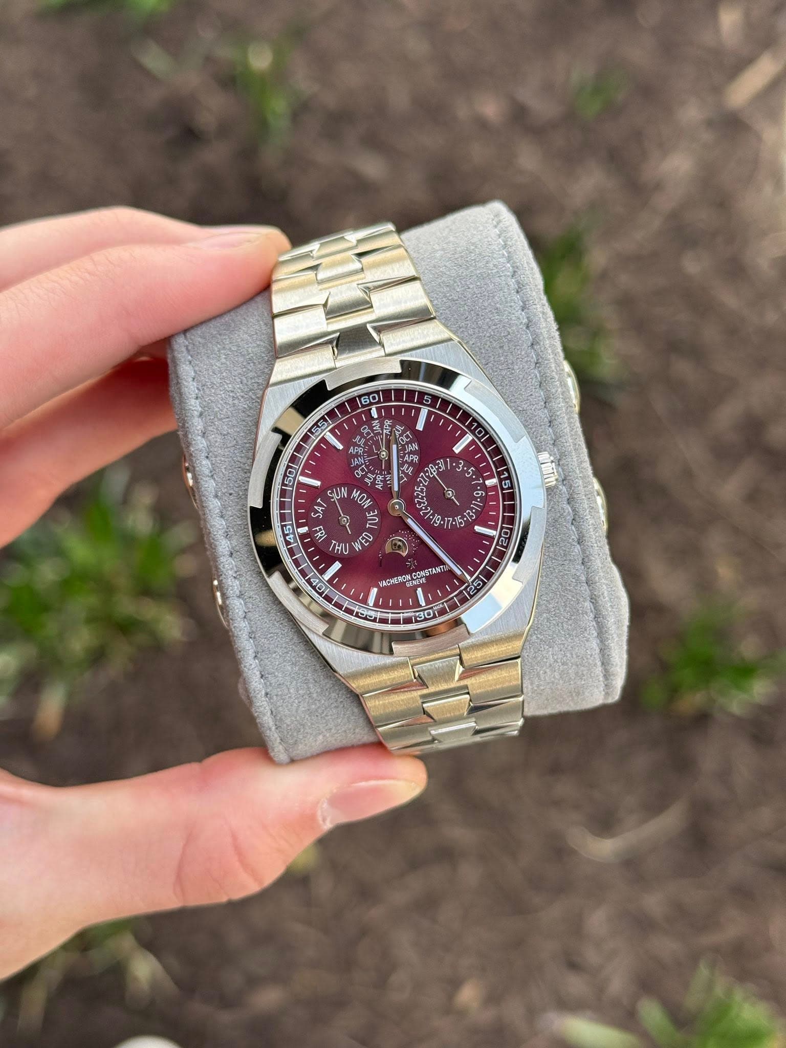May be an image of wrist watch and text that says '60 55 7 JAM n0 A00 ن တ 3 50 UN 0 SAT 4S FE R8 2 U HU WE 27 ECHERON ROHERONCONSTANTI OHEAS S 102 LOV 5 A a'