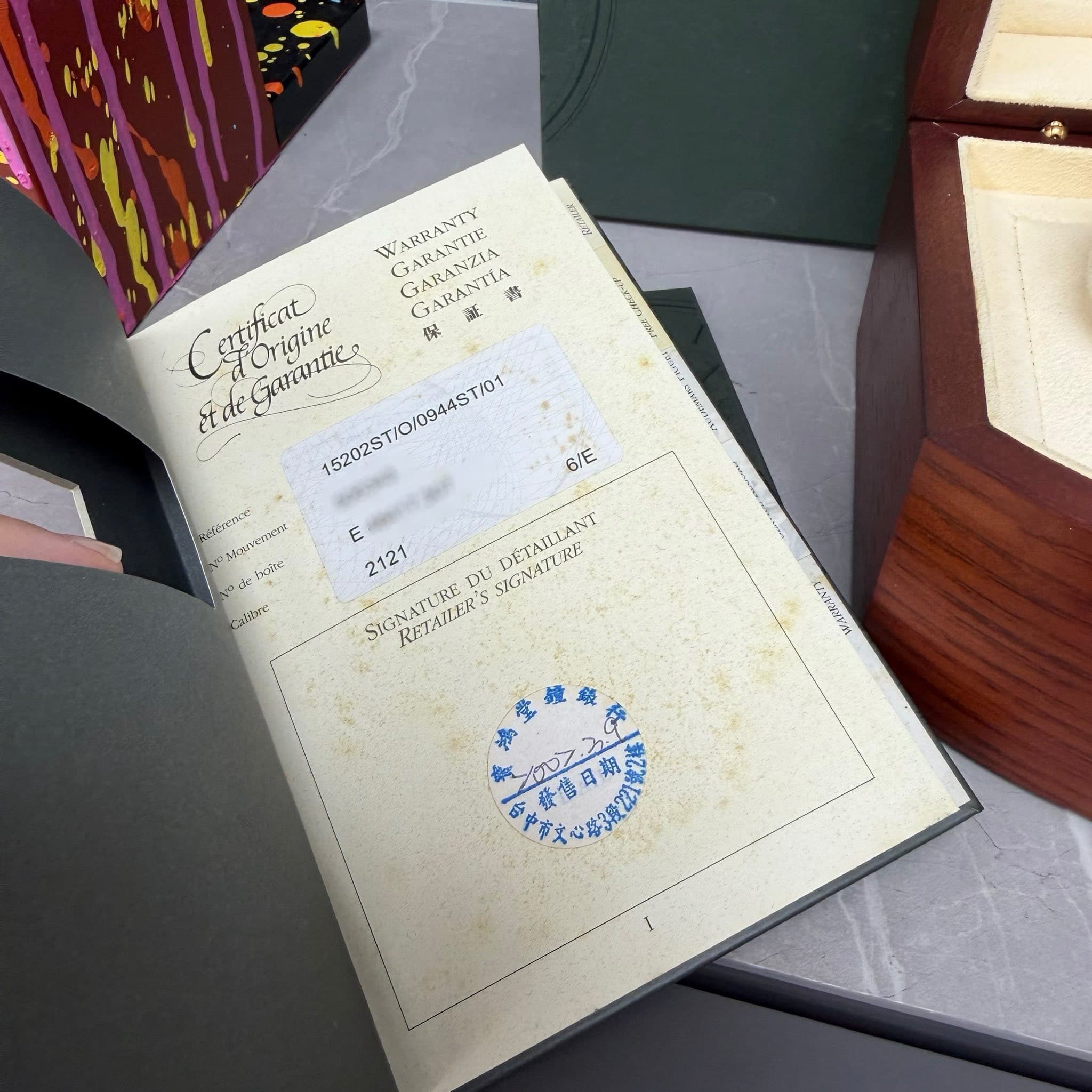 May be an image of book, matchbook, diary and text that says '吉量 นาย PacCNE pIEY W CARANTY GARANTIE WARRANTY GARANTIE Catificat WOrigine Origine Garantie 15202ST/O/0944ST/01…