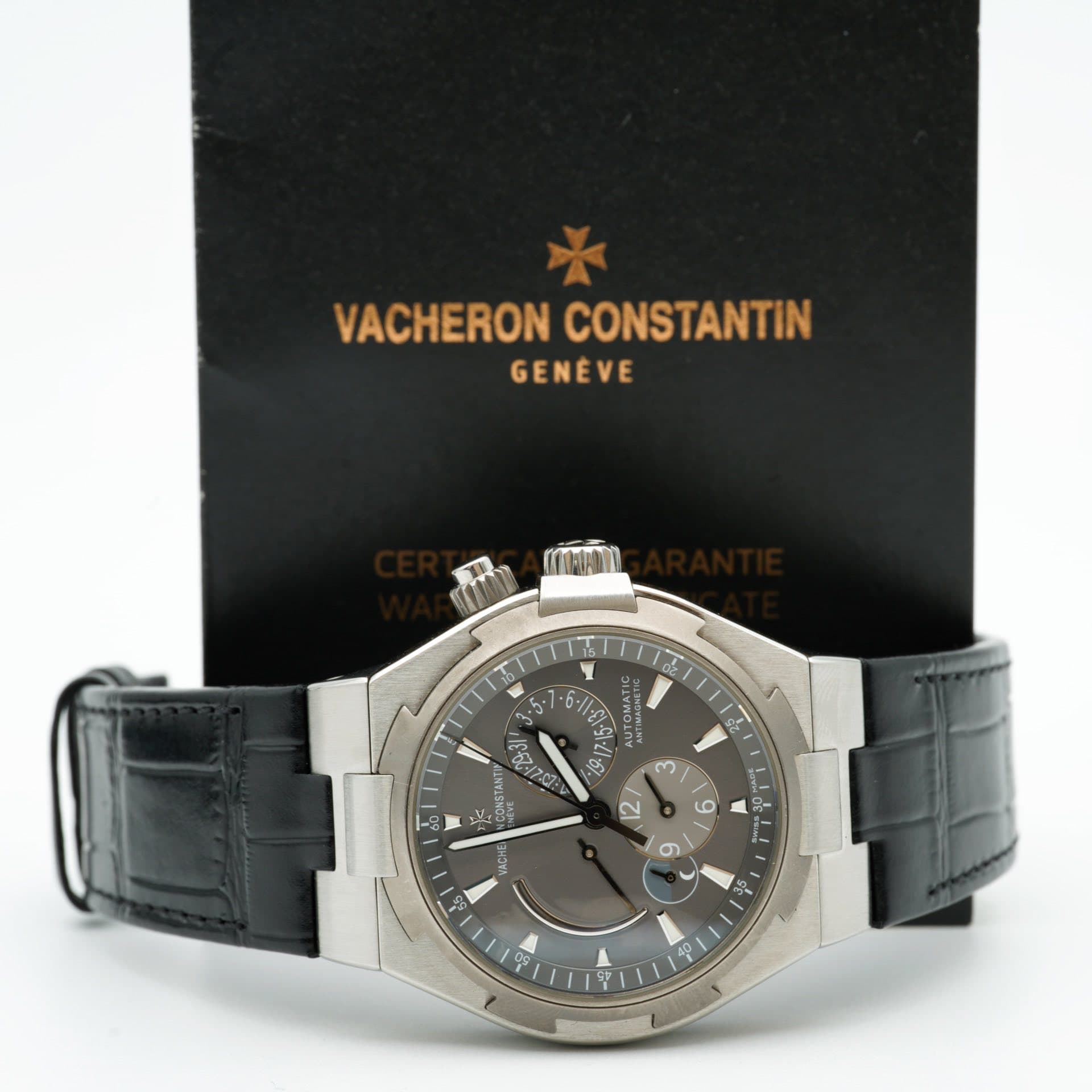 May be an image of wrist watch and text that says 'VACHERON VACHERONCONSTANTIN CONSTANTIN GENEVE 10 5 ف ИTOmaT 0 င 6 1 / ONSTANT STAMT สื่ง IICHE Lando ١ 9 5 ๗๙'