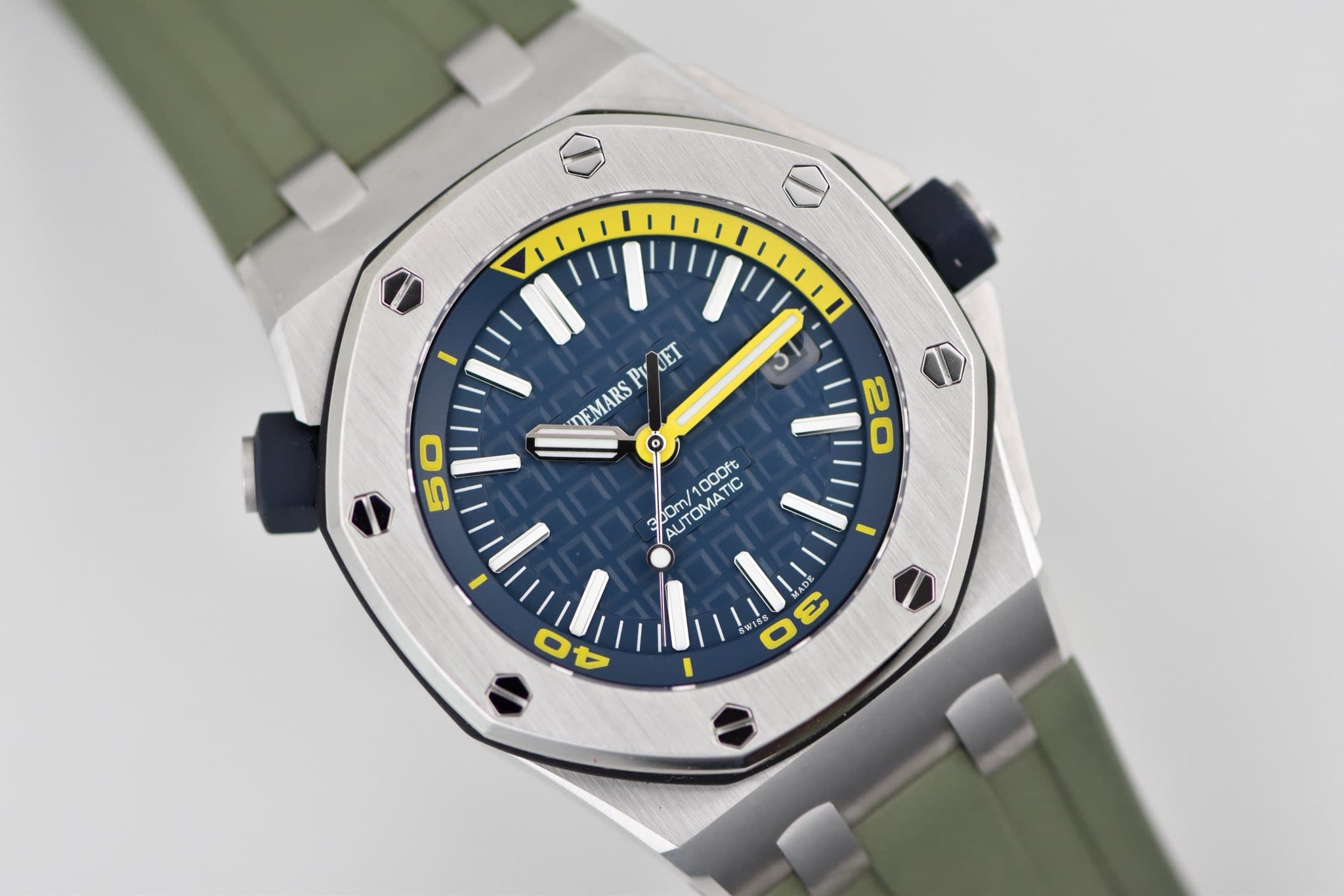 May be an image of wrist watch and text that says 'ာ 50 5 MEMARSPYJET Py DV ET DEMARS 300m/1000ft AUTOMATIC AUTOMATIC C 1000ft 300m/1 20 0E E O ロ4'