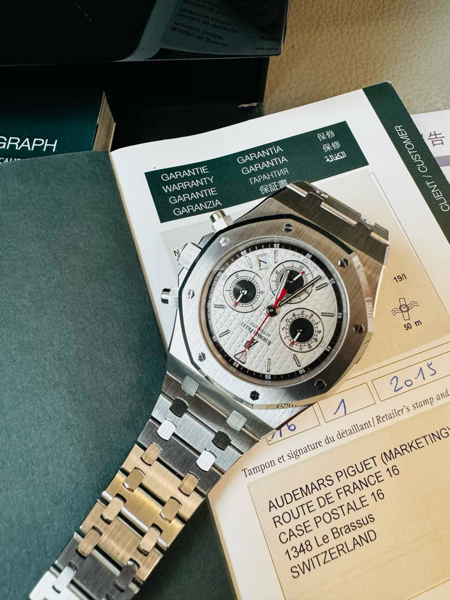 May be an image of wrist watch and text that says 'GRAPH ALIP 保絲 保所 绿饰 الكفاله GARANTIA GARANTIA TAPANTIS rAPAHTИR GARANTIE WARRANTY WANRANTY GARANTIE GARANZIA CUSTOMER 미 な DE…