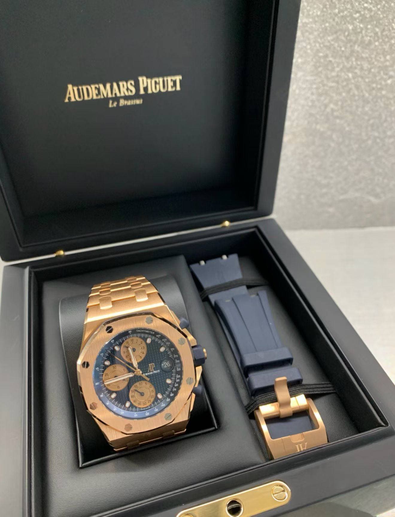 May be an image of wrist watch and text that says 'AUDEMARSPIGUET Le AUDEMARS Braser PIGUET 6 4 -20 메트 a سر bhtot S e II'