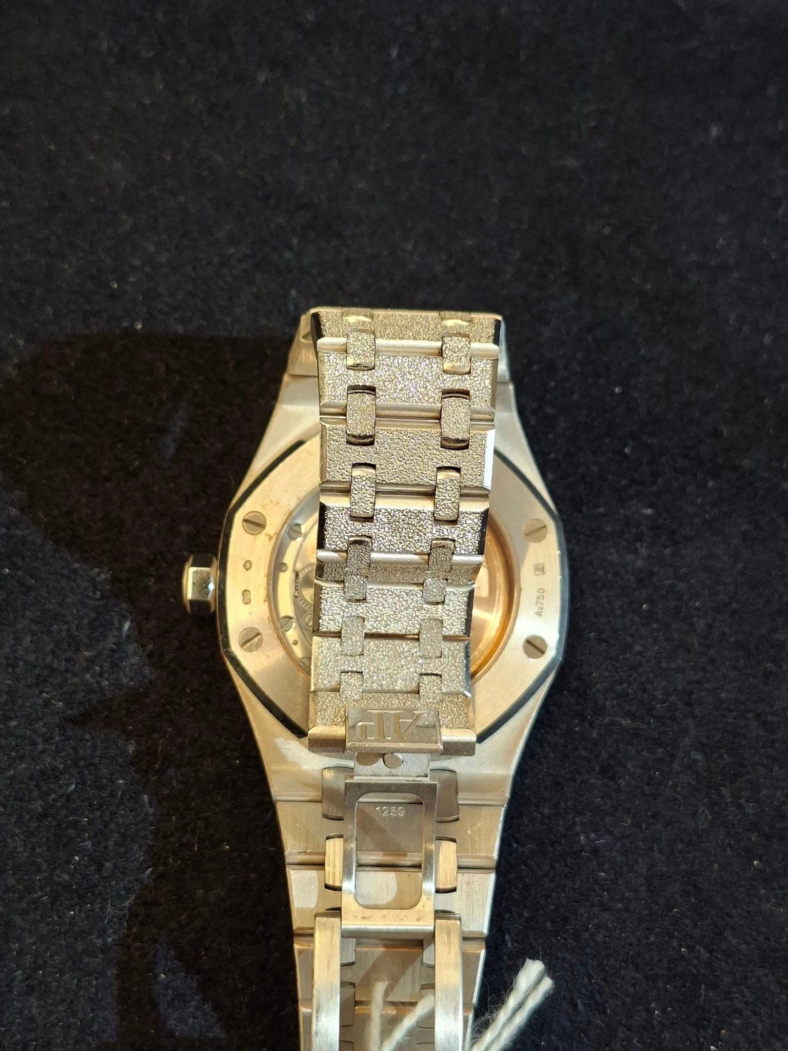 May be an image of wrist watch and text that says 'E 4x750 1280'