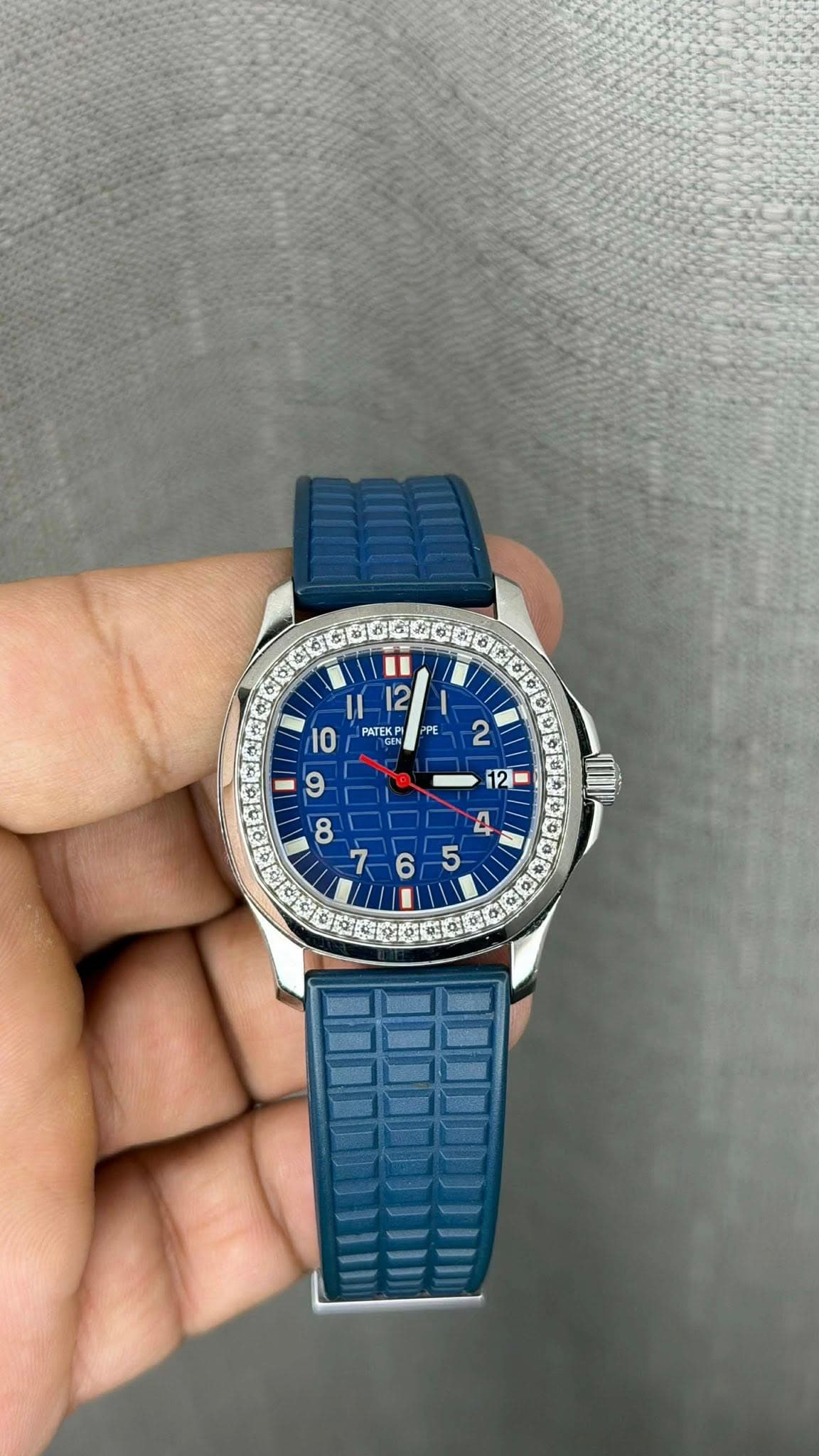 May be an image of wrist watch and text that says '12 1 PATEK PE 2 10 2 H '