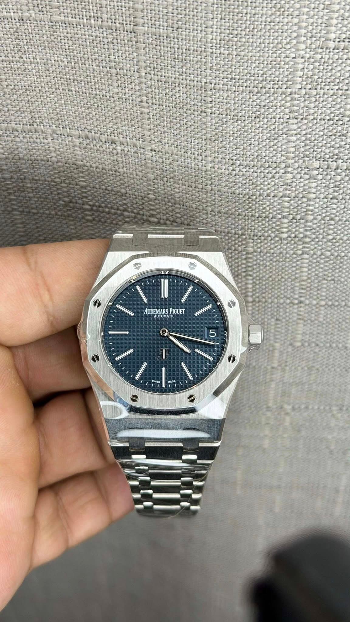 May be an image of wrist watch and text that says '٥ LE s ALTEMARS PIGUET AieU E 5 車 g'