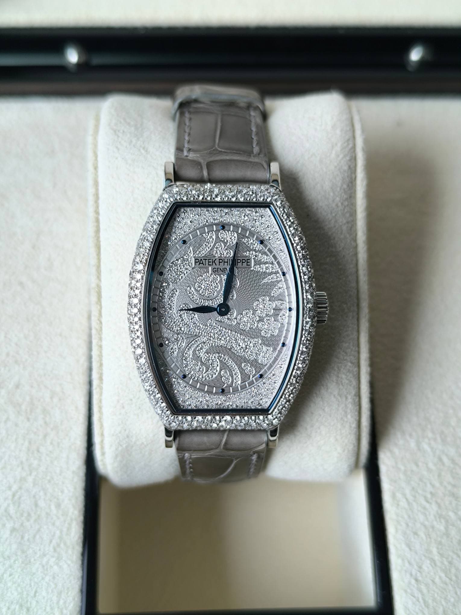 May be an image of wrist watch and text that says 'D'