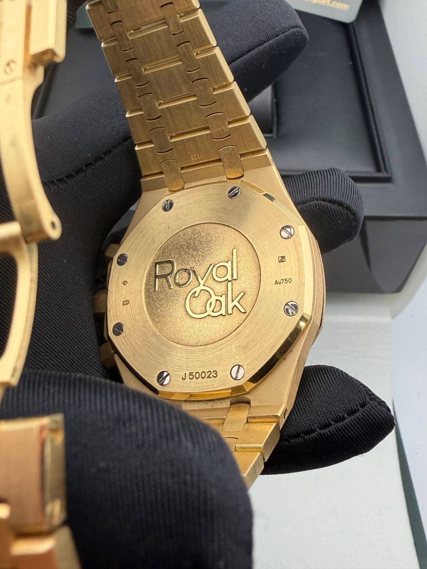 May be an image of wrist watch and text that says 'C LOOP CN N Ay750 Royal Cak 50023 C'