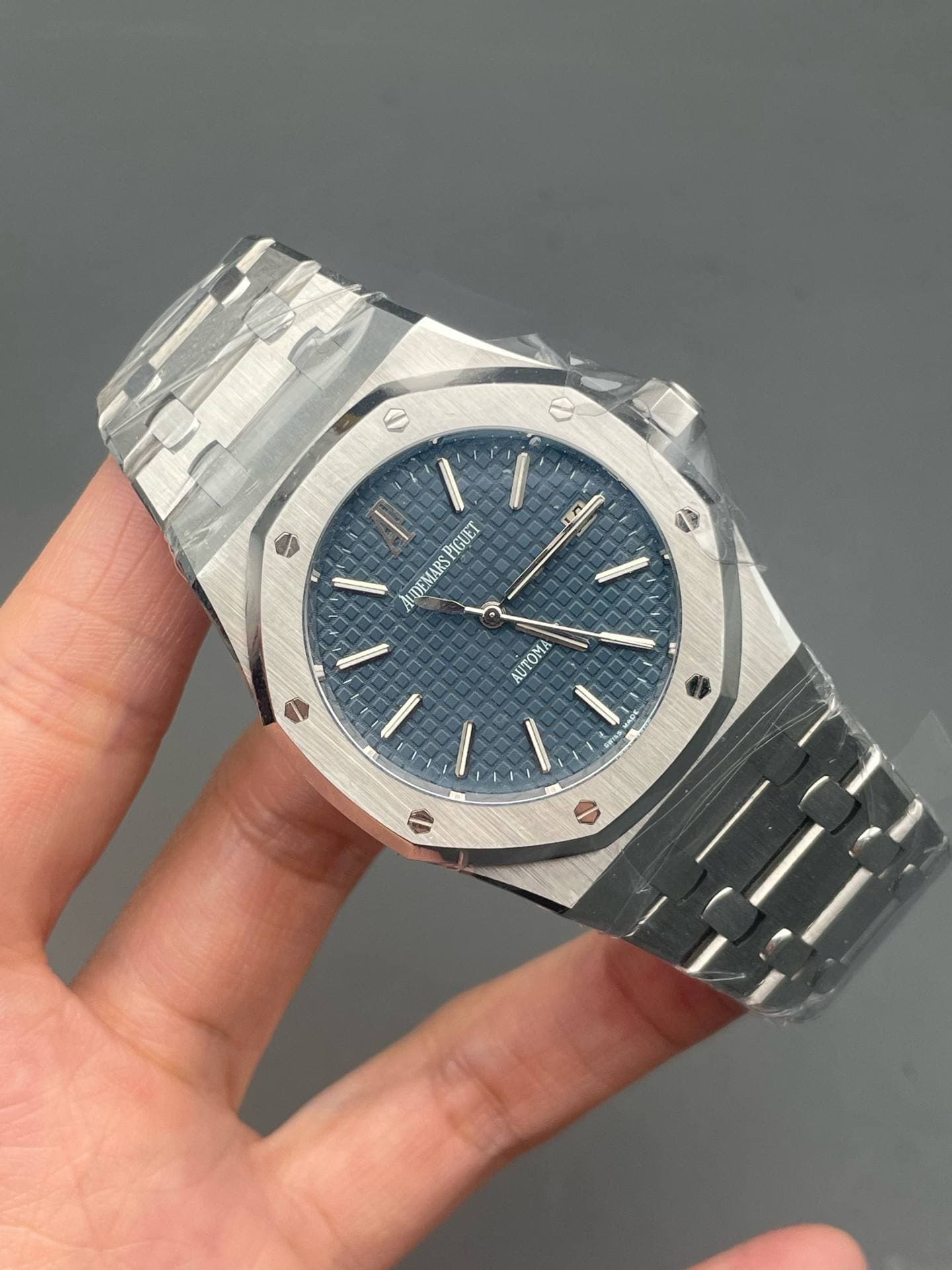 May be an image of wrist watch and text that says '٥ e 円 ALDEMARSPIO AIMEMARSPIGUET PIGUET AUTOMA C H ل'