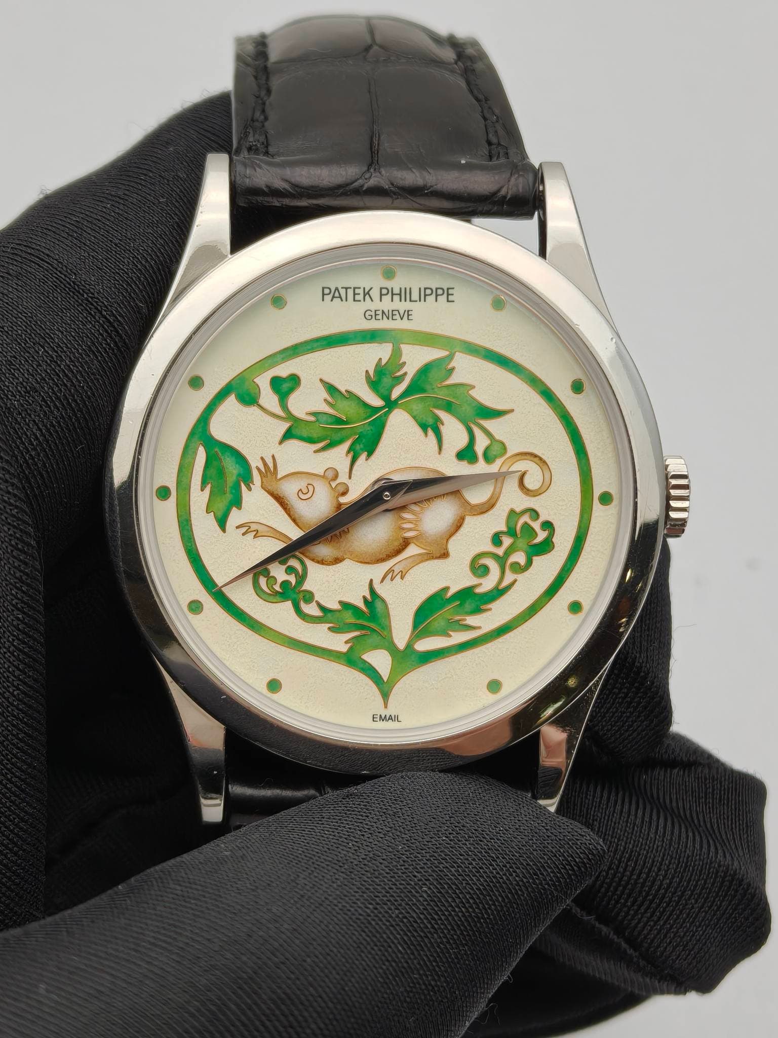 May be an image of wrist watch and text that says 'PATEK PATEKPHILIPPE PHILIPPE GENEVE ១០ EMAIL'