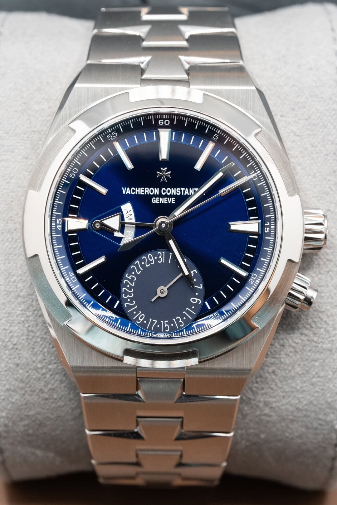 May be an image of wrist watch and text that says 'αιήeT 60 မ 55 יוייןי 50 VACHERON VACHERONCONSTANT CONSTANT GENEVE 10 45 DV AM G อ่นิบ '