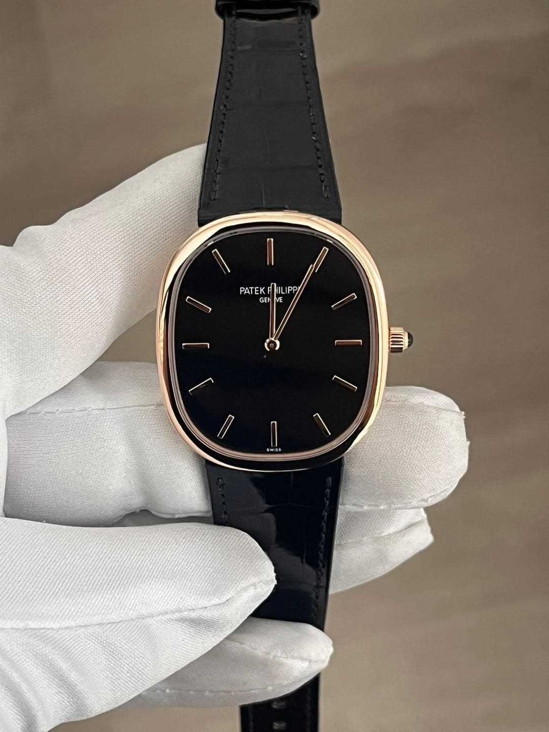 May be an image of wrist watch and text that says '| PATEK F F IPP GEN E 0 I 0 K'