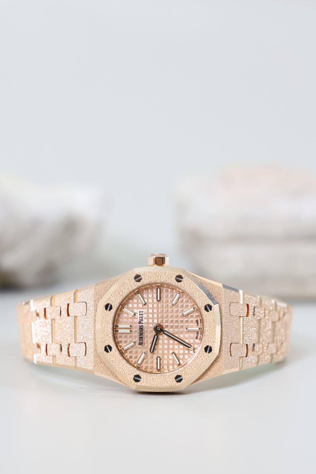 May be an image of wrist watch and text that says 'EN PIGUET VLI ALDEMARS 角 [ነ'