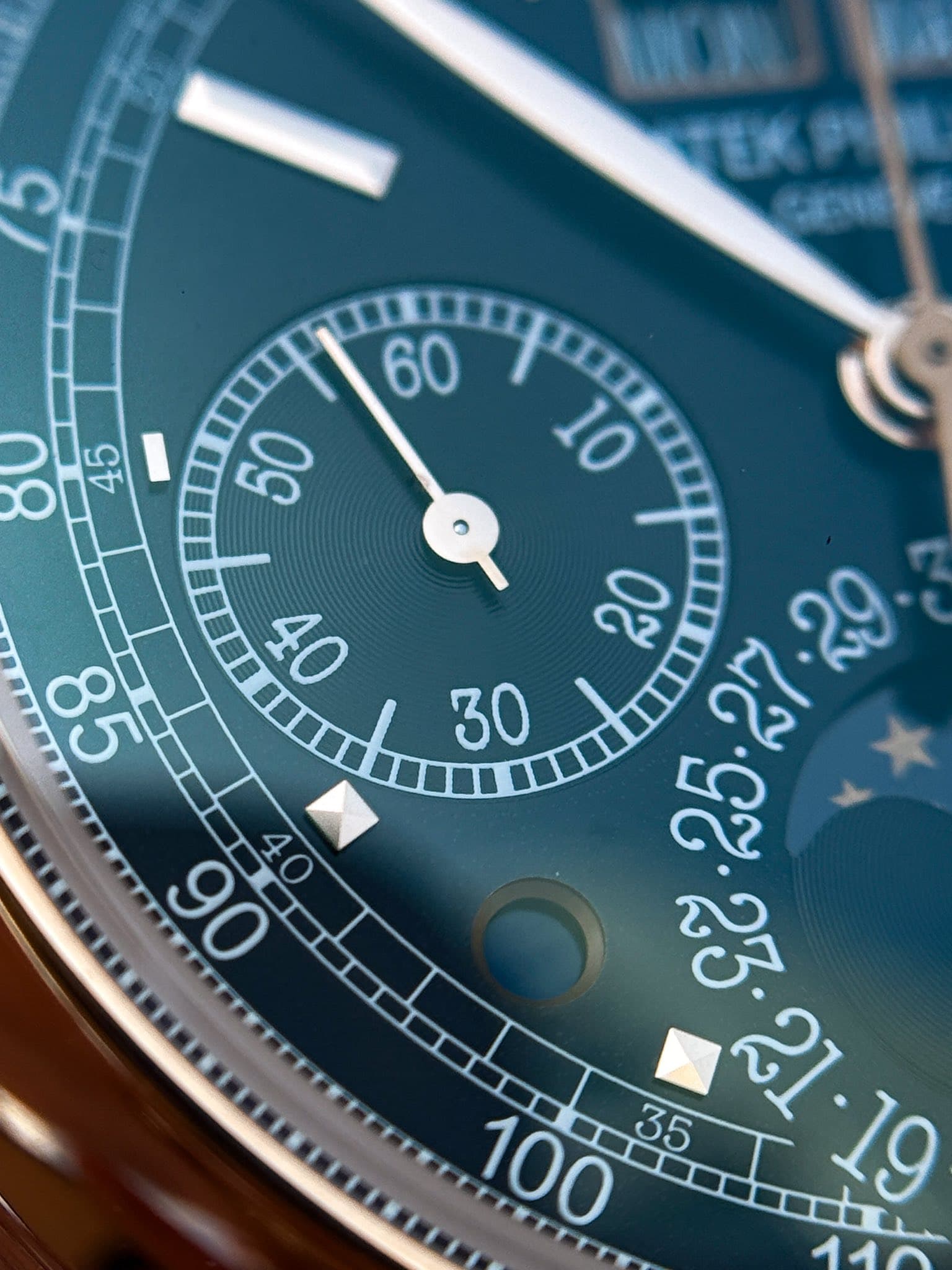 May be an image of wrist watch and text that says '60 O - ្0 100 35 ج 19'