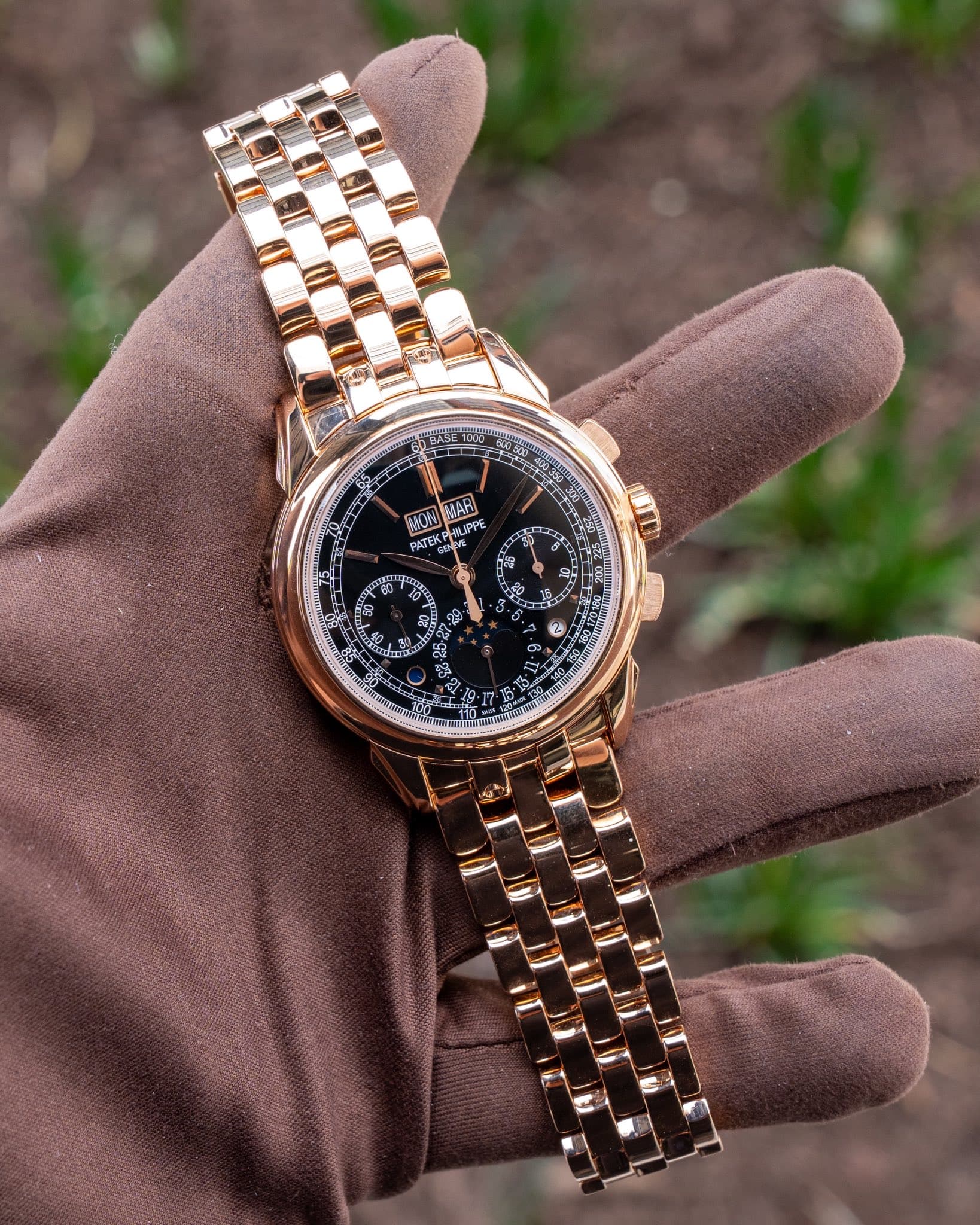 May be an image of wrist watch and text that says 'MON EKEN 招車 UPPE MAR PATE PATEKE 古 بج'