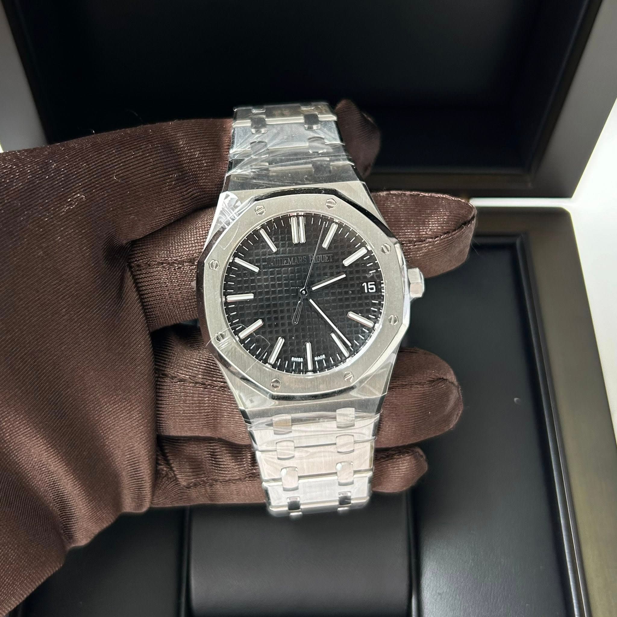May be an image of wrist watch and text that says 'S G II 2 O 15 ν ب 7 6 2'