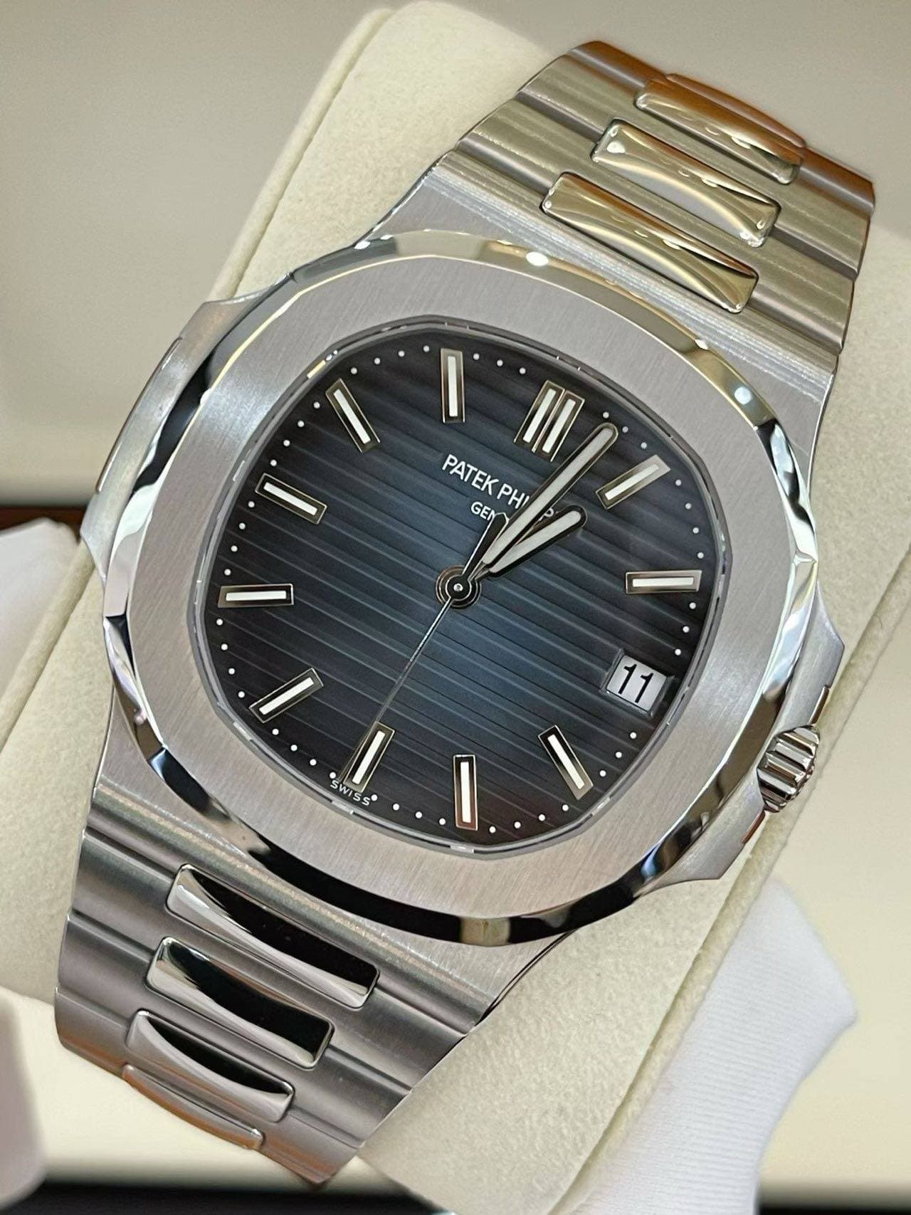May be an image of wrist watch and text that says 'I II I PATEKPHI PATEK PATEKPHI PHI GEN II7 P 11 SWI SwISS SWIT C'