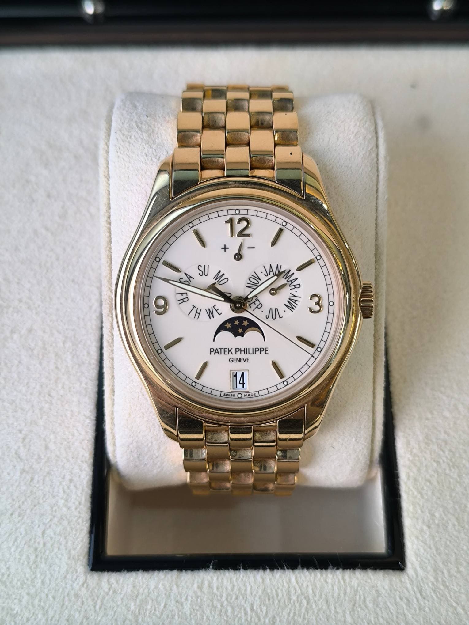 May be an image of wrist watch and text that says 'Q ١1 12 + - a حد SU MO JAN H WE ي MA 3 JUL PATEKPHILIPPE PATEK PHILIPPE GENEVE 14 55 サルロ MADE ADE O ၃'