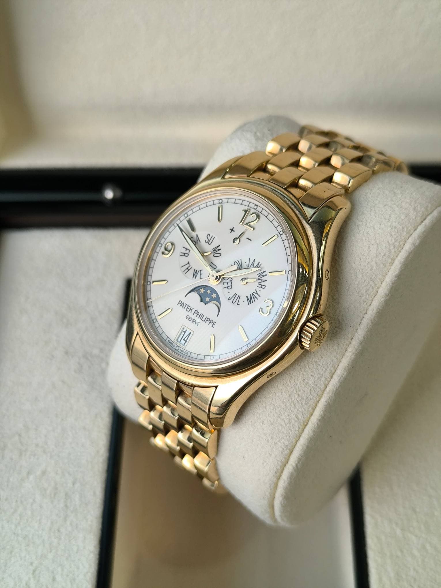 May be an image of wrist watch and text that says 'U + 12 மீ م SU - 1 Mo WE MAR PATEK AL আম 3 CENEVE PHILIPPE 114 පපනගන Hlia 으'