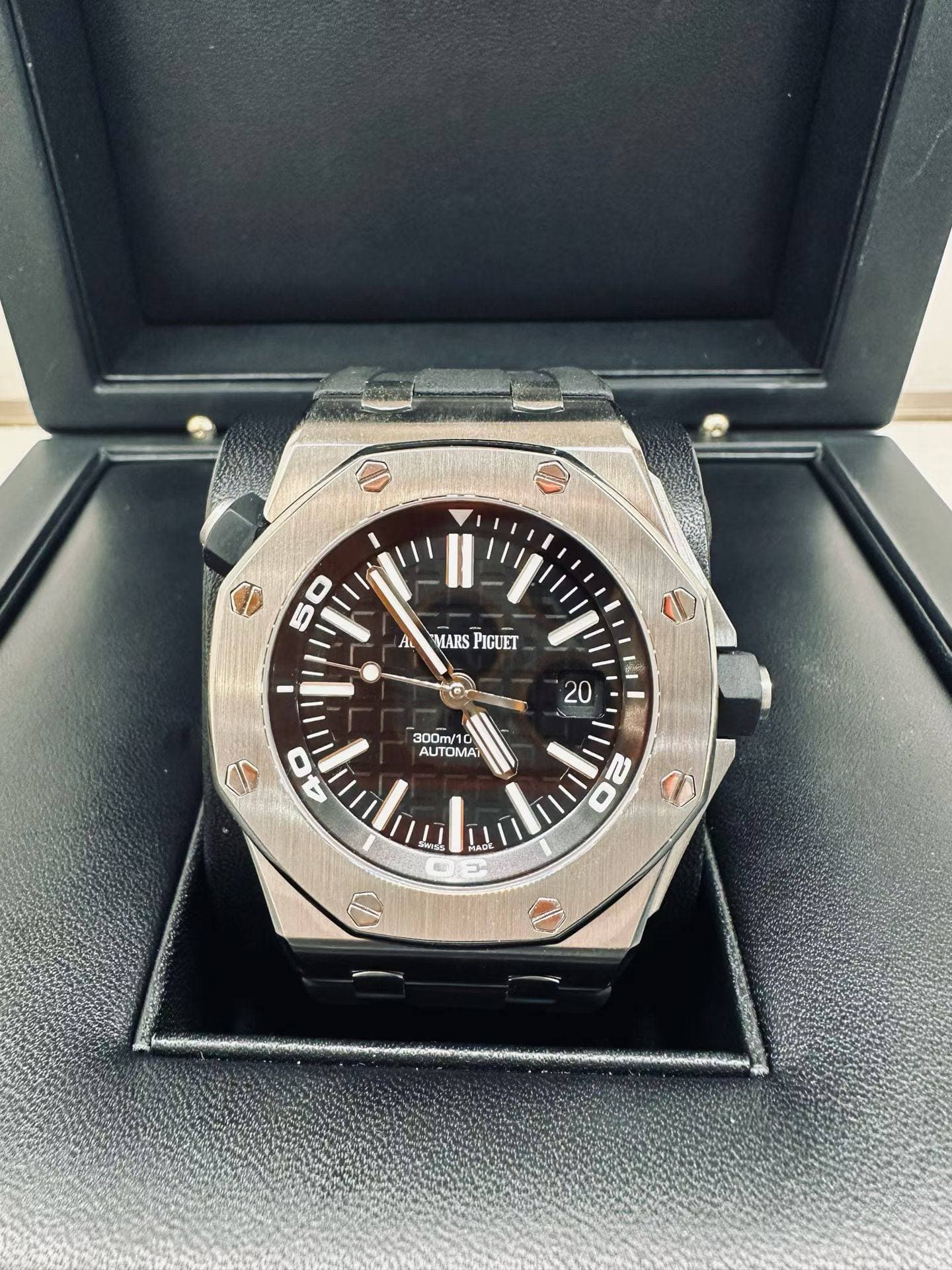 May be an image of wrist watch and text that says '50 AMMARSPIGUET Ai MARS PIGUET 20 i فب P ALITO 300m/1 300m/10 40 비 UTOMAI ΕΜΑΙ 20'