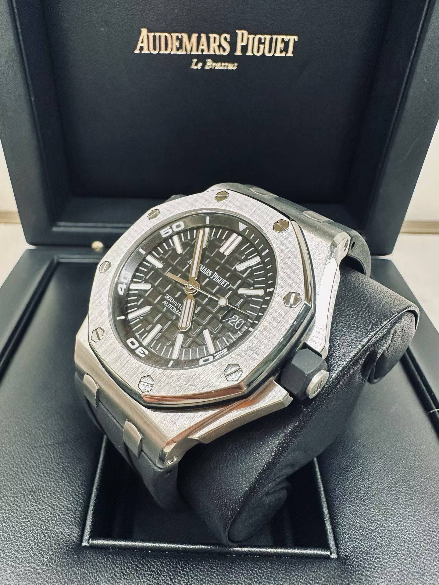 May be an image of wrist watch and text that says 'AUDEMARS PIGUET Le ដិកអាររ៖ 4 MARS PIGUET 1 AUTOMA Aun AUTIC 300v1e 100. 300mV1 a S ሳ0'