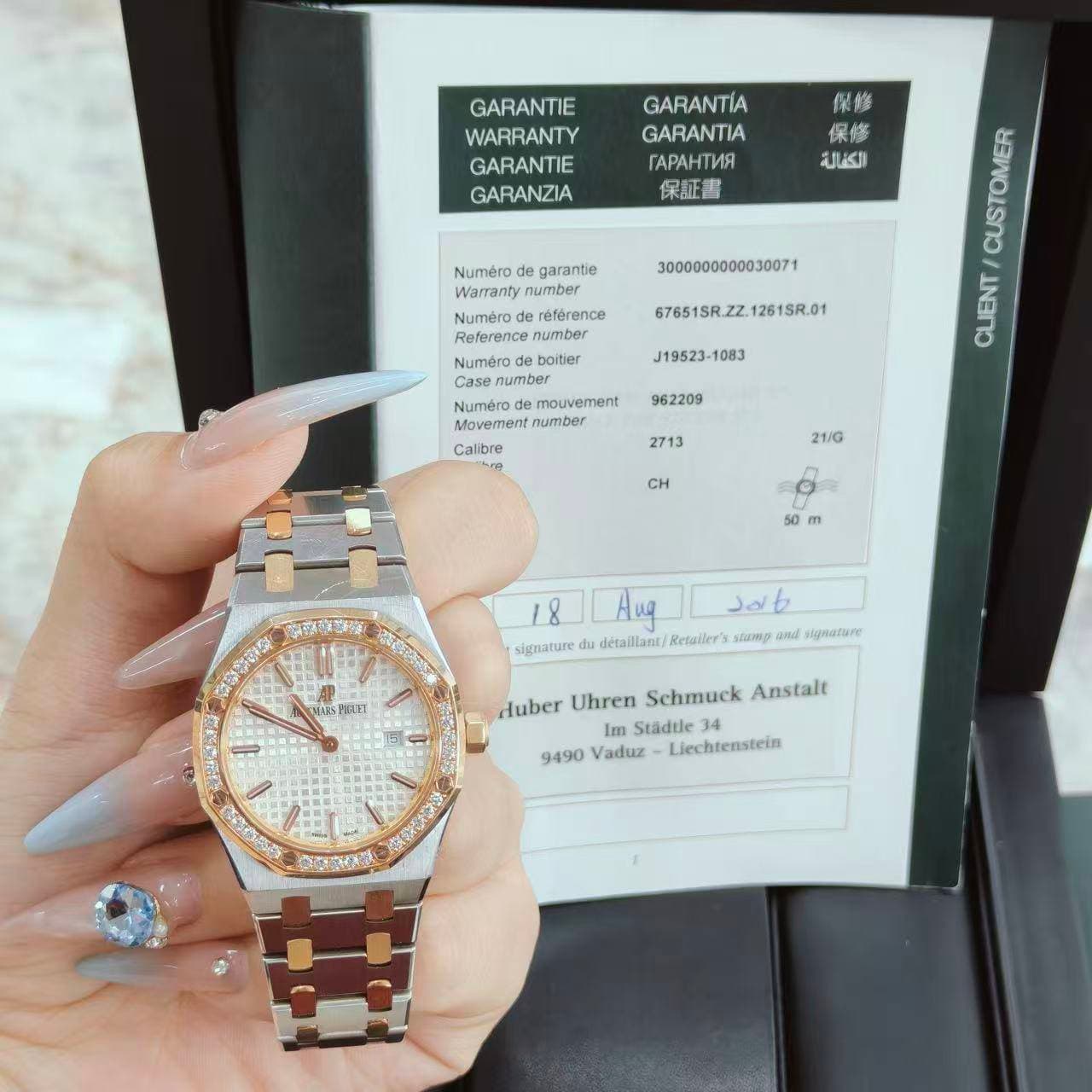 May be an image of wrist watch and text that says 'GARANTIE WARRANTY GARANTIE GARANZIA GARANTIA GARANTIA rAPAHTИR 保證書 保修 保修 الكنالة Numéro de garantie Warranty number Numéro…