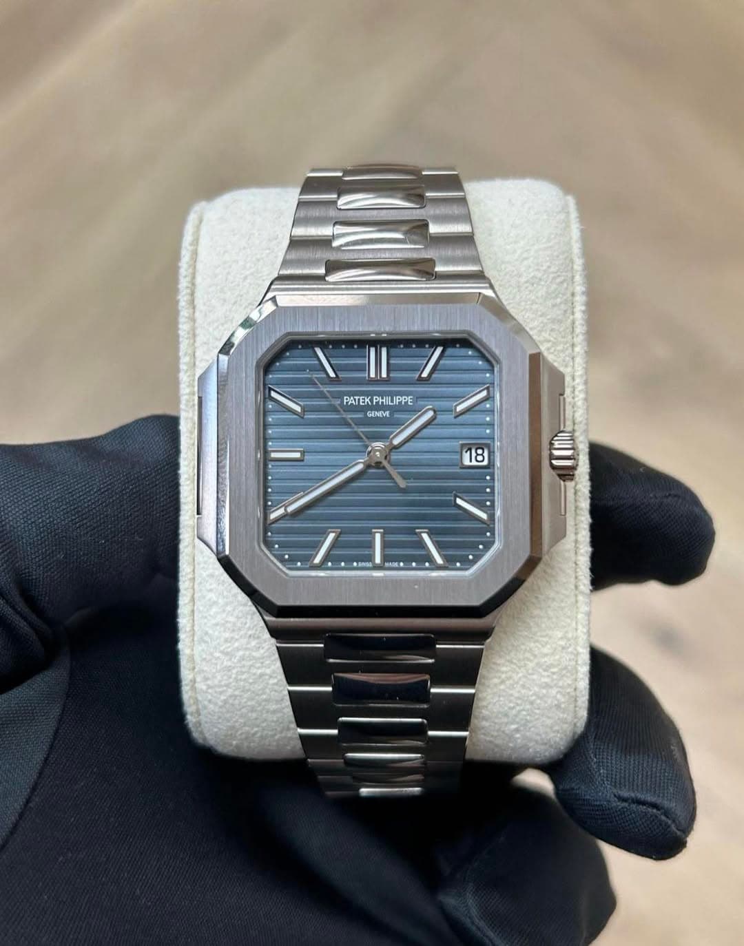 May be an image of wrist watch and text that says '۱۱/ PATEKPHILIPPE PATEK PATEKPHILIPPE PHILIPPE GENEVE 18 اـ #aжR BER *'