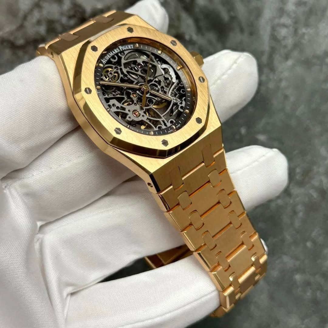 May be an image of wrist watch and text that says 'AUDEMARSPIGUET AUDEMA AUDEMARSPIG PIGUET'