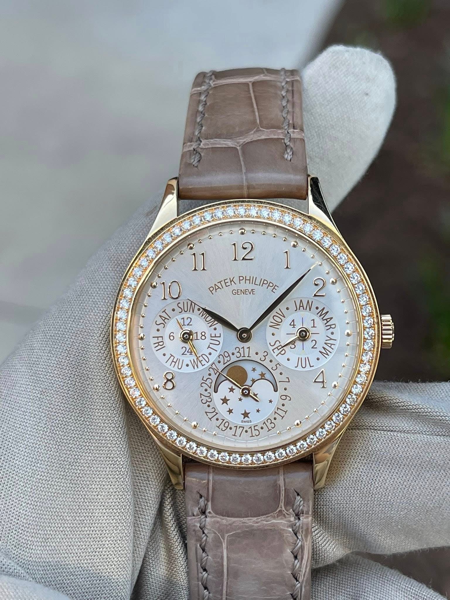 May be an image of wrist watch and text that says ' PATEK GENEVE PHILIPPE 2 ٢ NOV 4 JAN ٧ MAR SAT SUN 12 בב 24 6 ©18 L 1 2 MAM THU --- WED -311 SEp ی JUL 8 4 mim'
