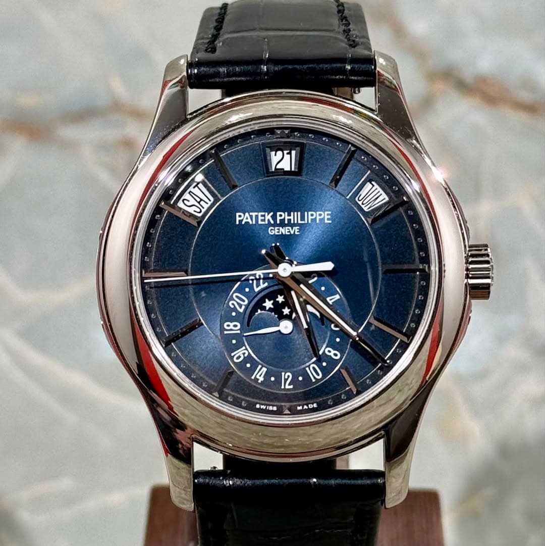 May be an image of wrist watch and text that says '1 SAI ه PATEK PATEKPHILIPPE PHILIPPE GENEVE 20 18 9 T山 8 12 10 SWISS W MADE'