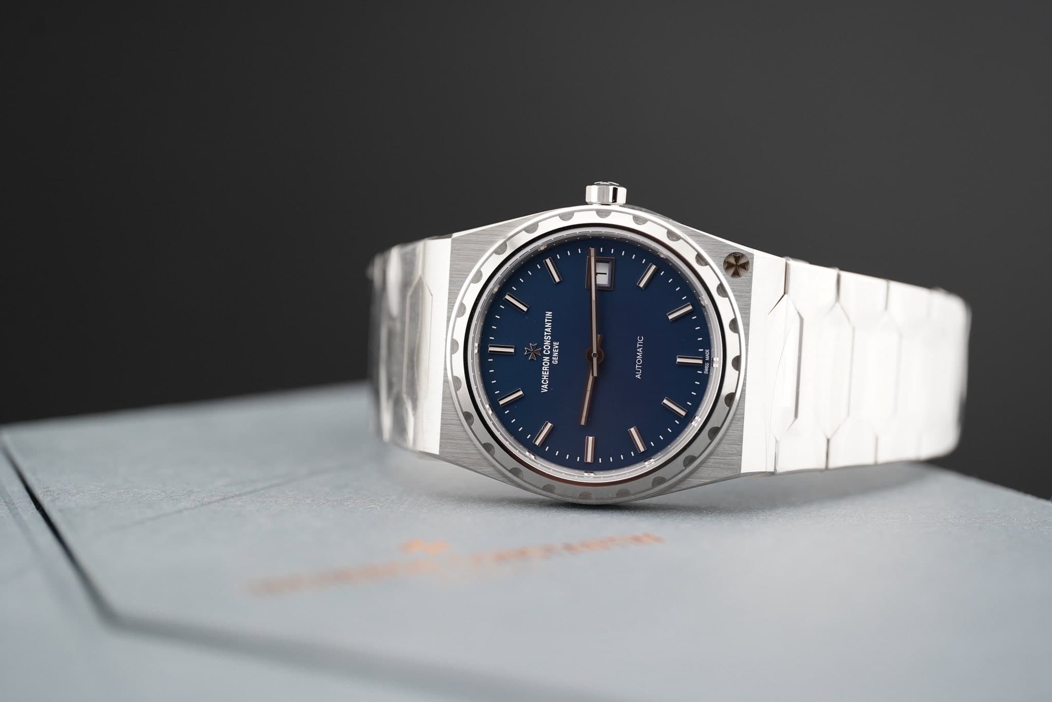 May be an image of wrist watch and text that says 'I ONSTANTIN NCO ACHERO ENEVE SEN ENEVE AUTOMATIC I / -'