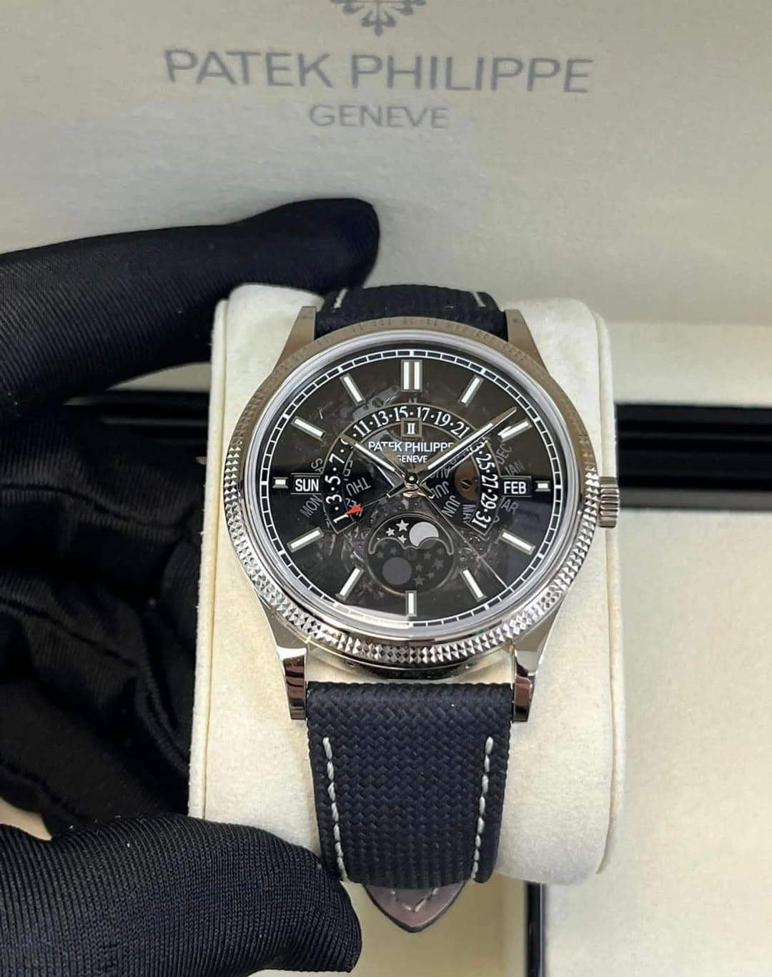 May be an image of wrist watch and text that says 'PATEK PHILIPPE GENEVE Il PATEK PHILIPP IPP "ENEVE ENEVE I ٨ SUN 5 HL NW 60 TE 221.26.2 ار 77 FEB'